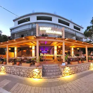 Sunset Boulevard , Qeparo Albania